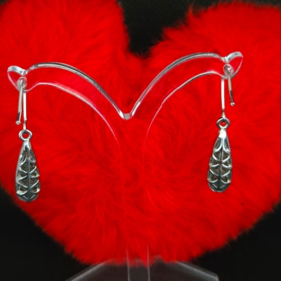 teardrop💧 sparkly drop earrings - Picture 3 of 3